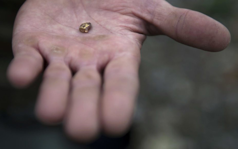 Image of a nugget of gold in someone's hand