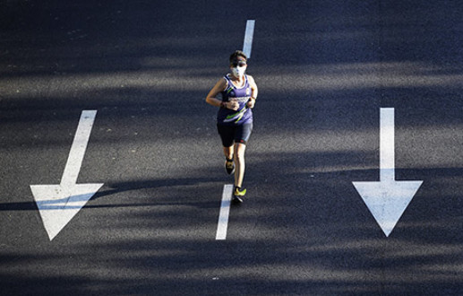 Image of runner wearing a mask