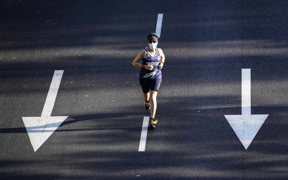 Image of runner wearing a mask